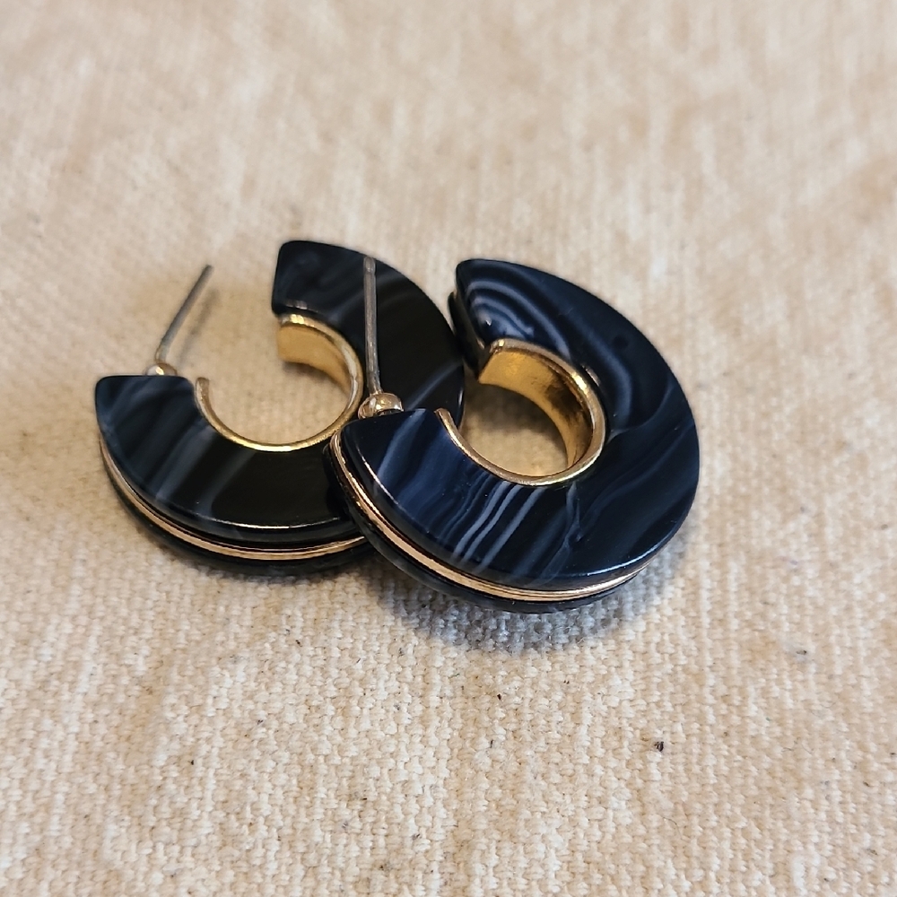 Unbranded Black and Gold Hoop Earrings‎ Pre-Owned Ladies Business Casual 1"